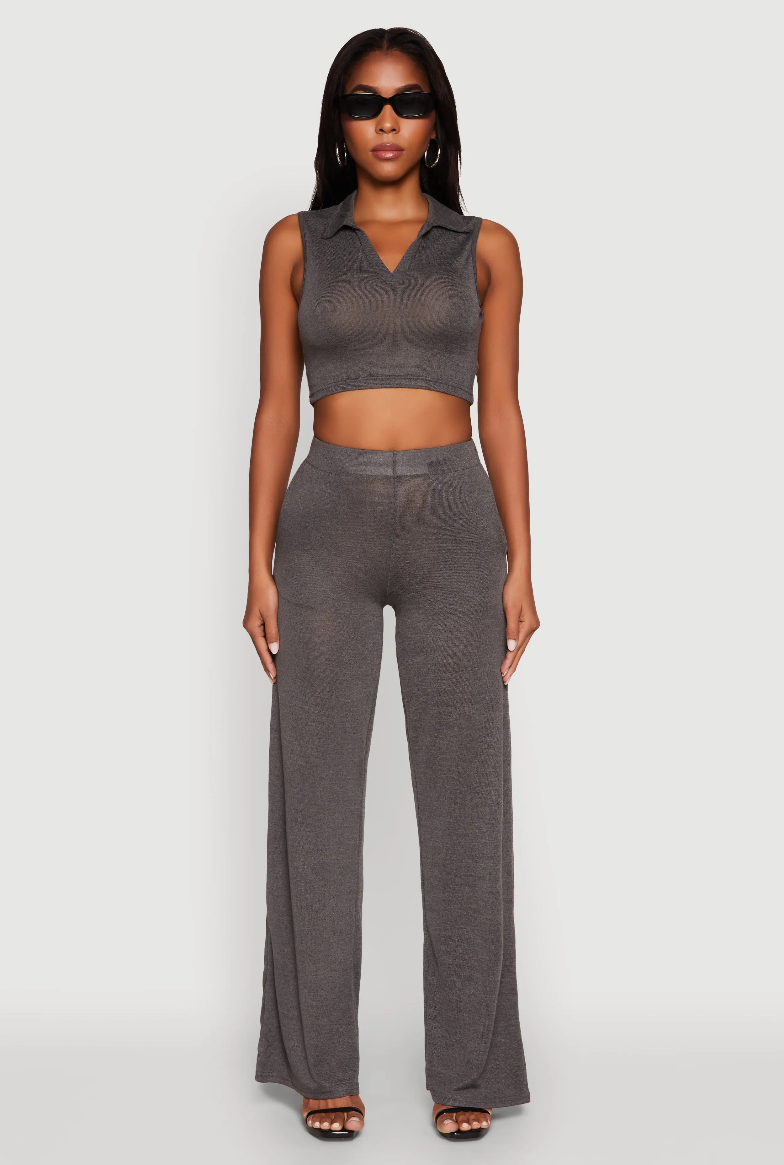 Evaluation - based Performance Wear Daisy Sleeveless Collared Crop Top