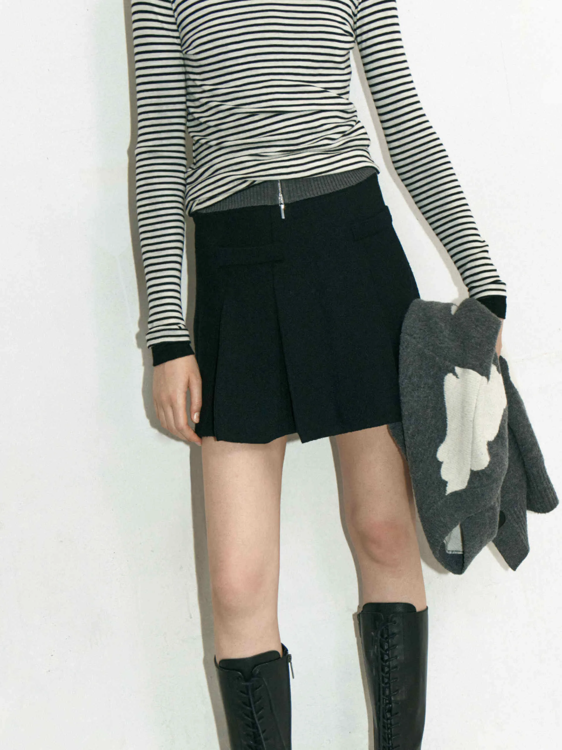 Art Gallery Visit A-line Pleated Skirt