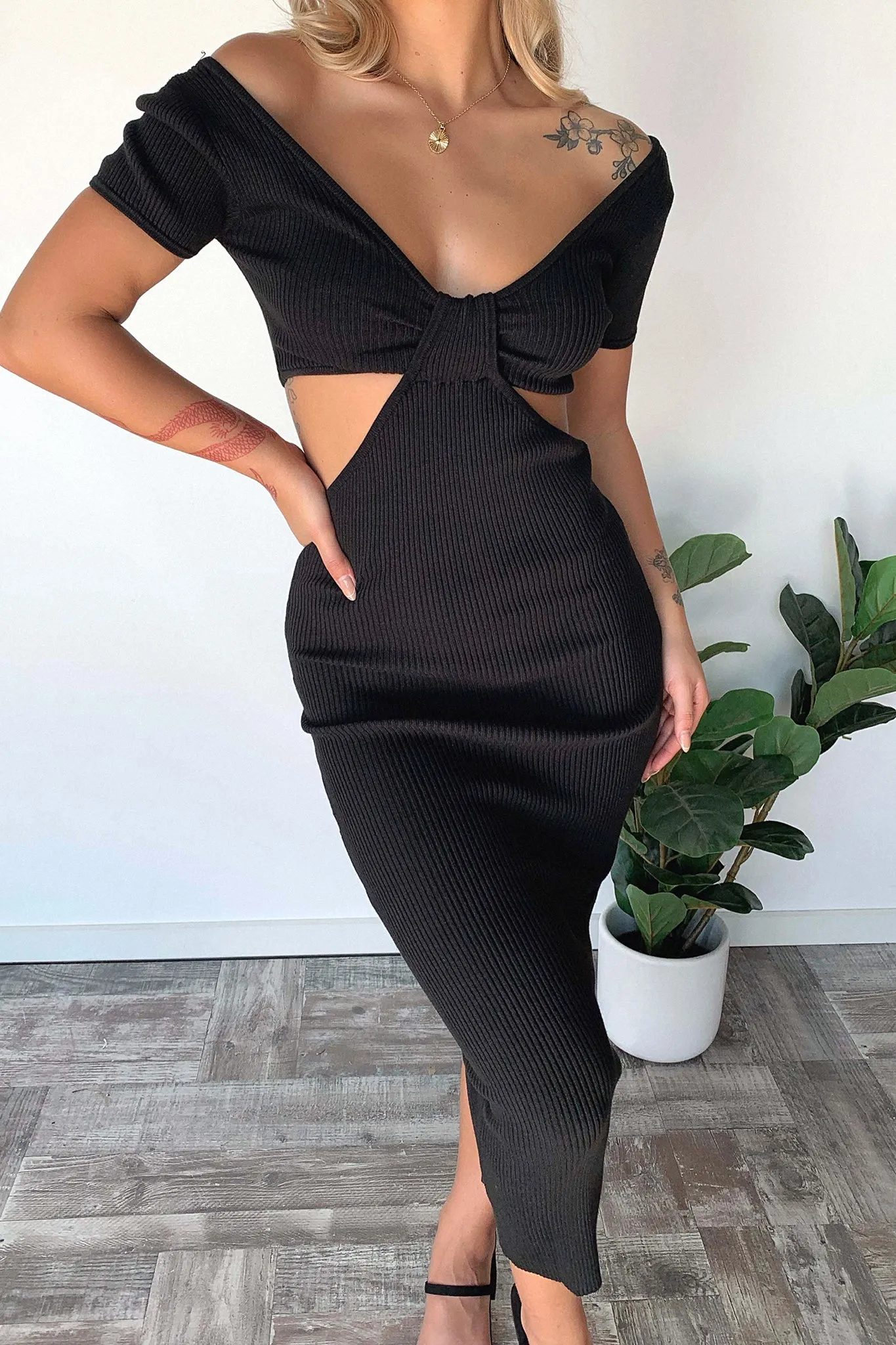 The elegant design of this maxi dress adds a refined touch to your wardrobe without being overly complicated Pleat Glow Jenner Maxi Dress - Black