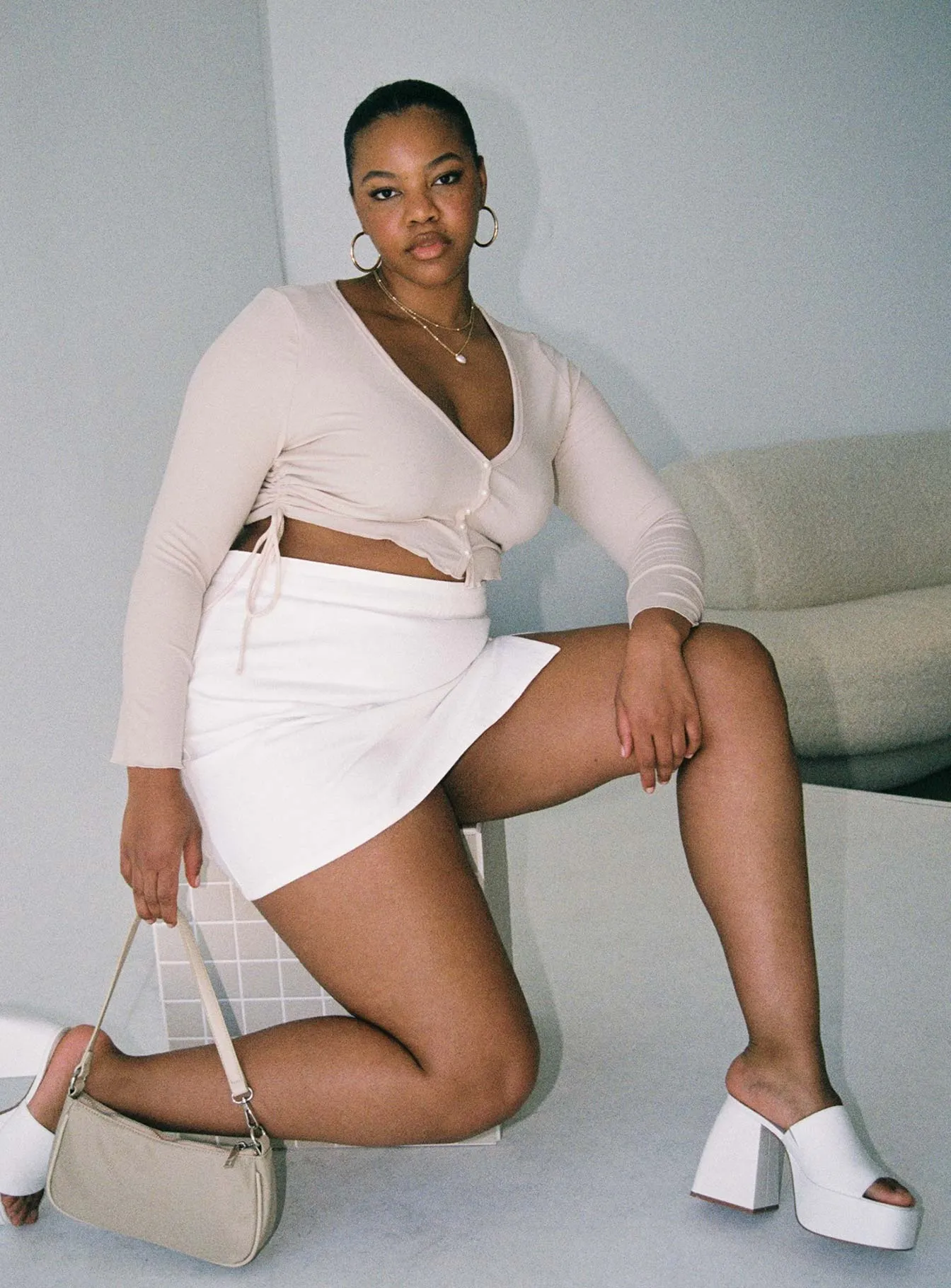 Madison Mini Skirt White Curve Modern Outfit