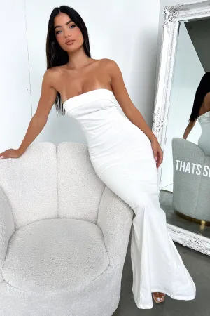 The simple yet refined design of this dress makes it easy to pair with different accessories Beach Walk Charms Maxi dress - White