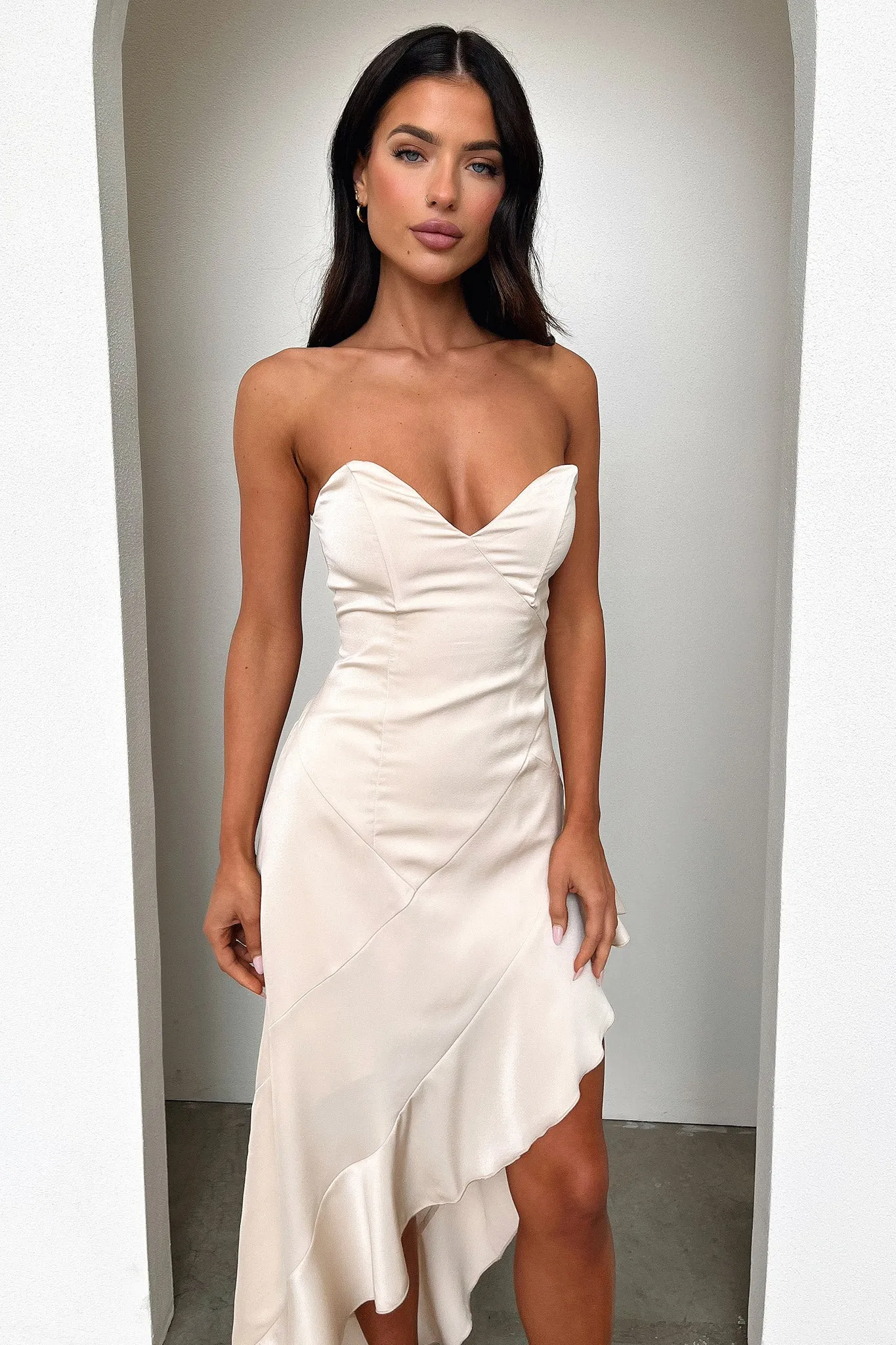 Leora Maxi Dress - Champagne This maxi dress can easily transition from day to night with minimal effort The flowing nature of this dress provides a relaxed fit while still looking elegant