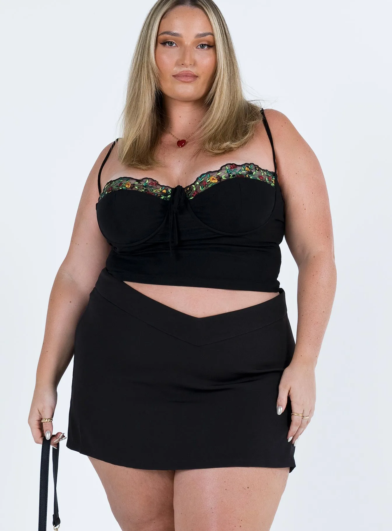 Easton V Front Mini Skirt Black Curve Daily Favorite Machine washable