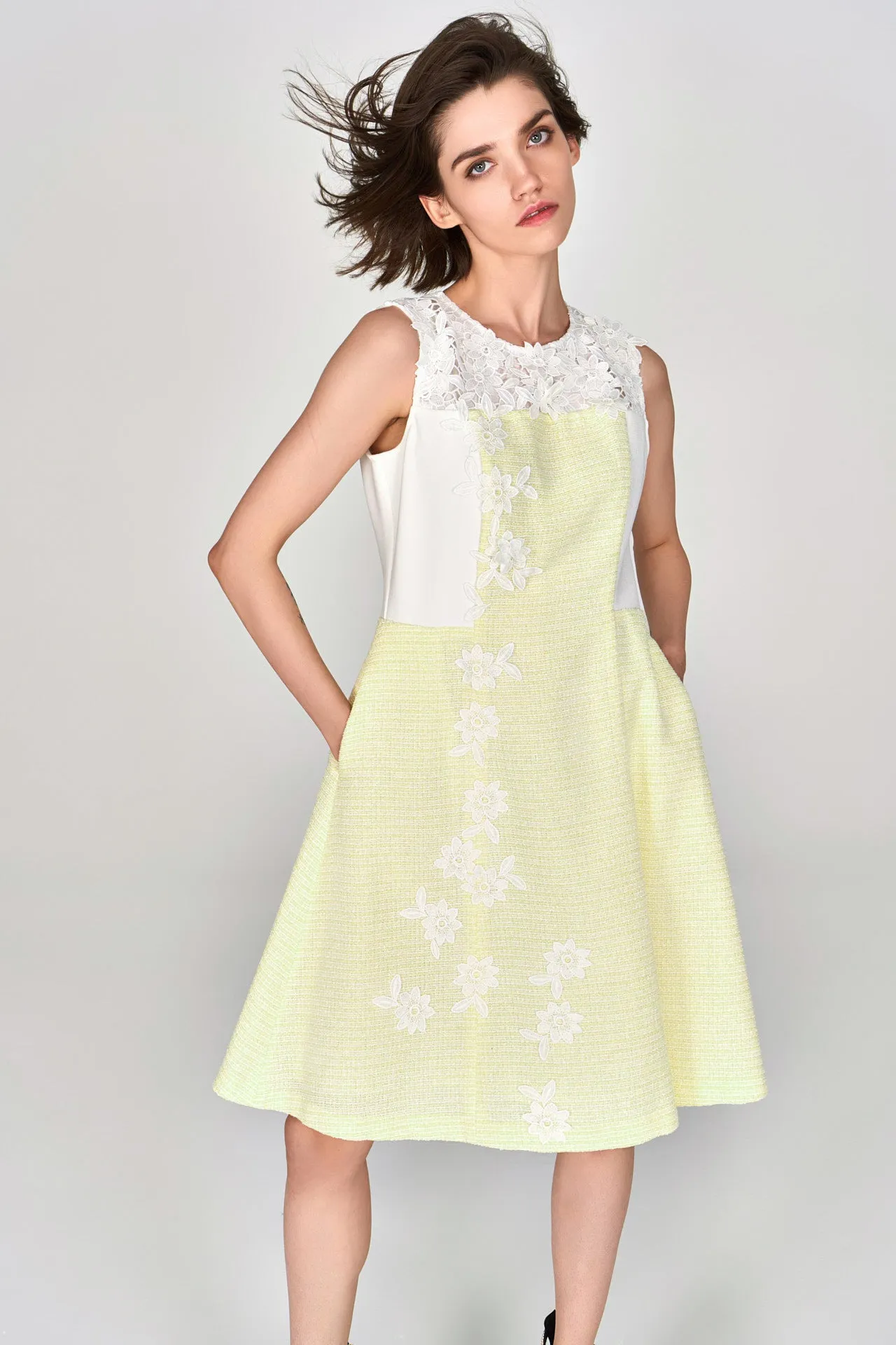 Matte Tone Elegant Glow Yellow Lace Sleeveless Tweed Dress