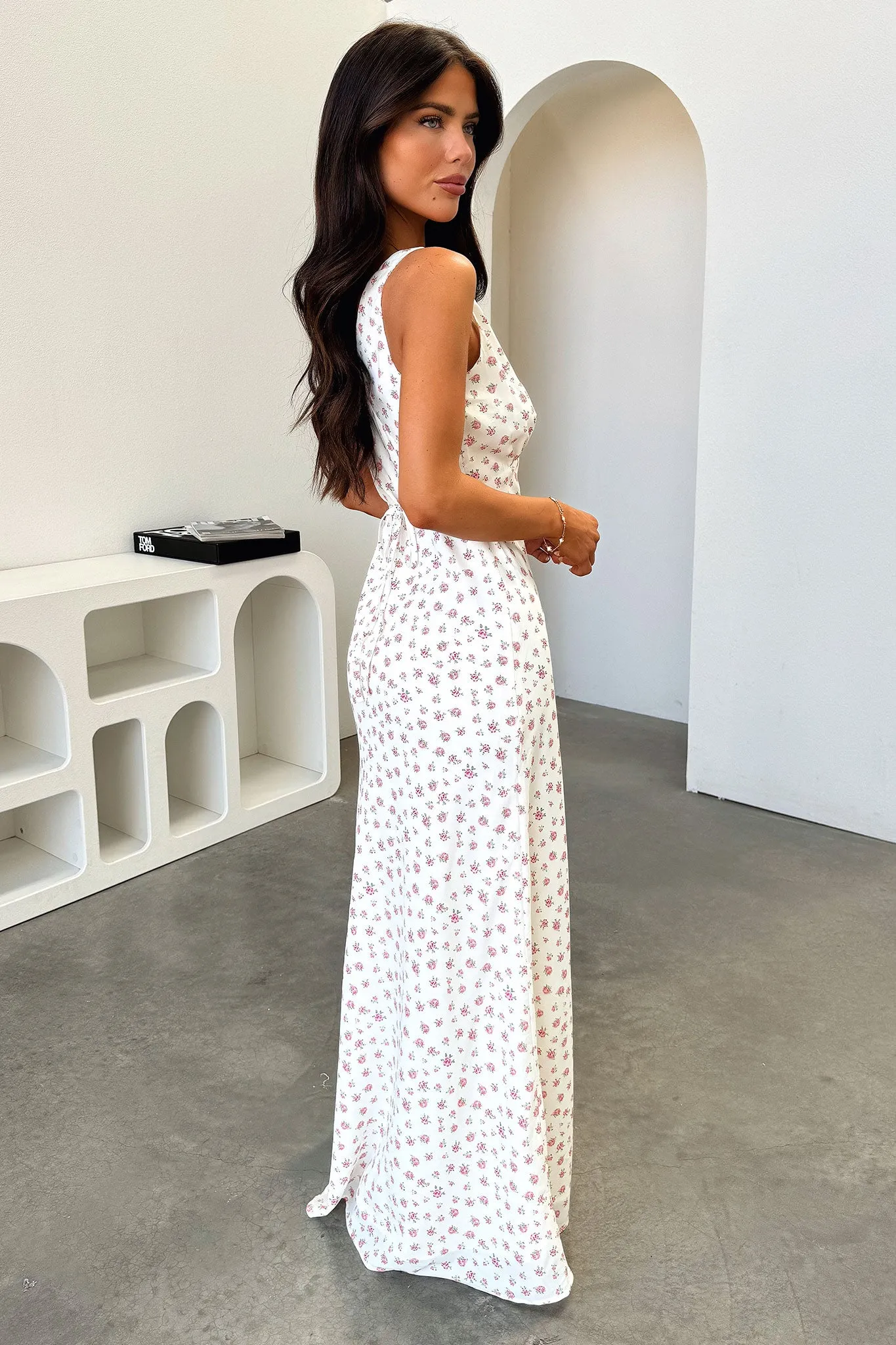 dreamy vibe Voile Glow Naf V-Neck Maxi Dress - Rose Floral