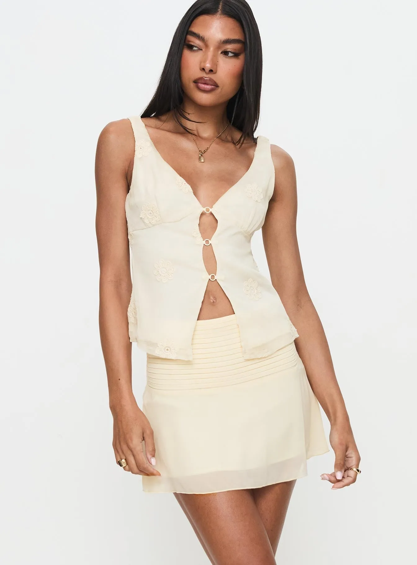 Fashion Fusion Adjustable Hem Letting Go Gathered Waist Mini Skirt Cream