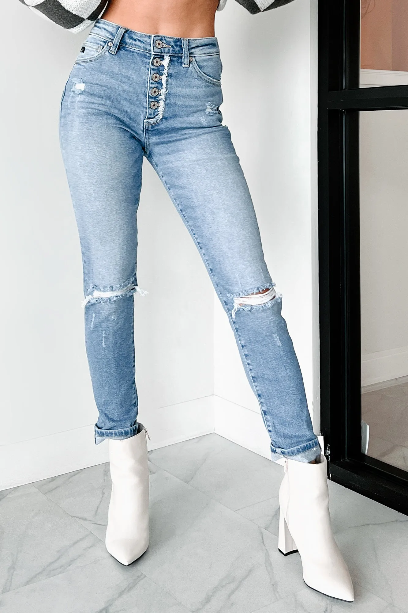 Loose Textured Travel Outfit Nature Lover Gym Ready Music Event Mckenzie Kancan High Rise Cuffed Mom Jeans (Light)