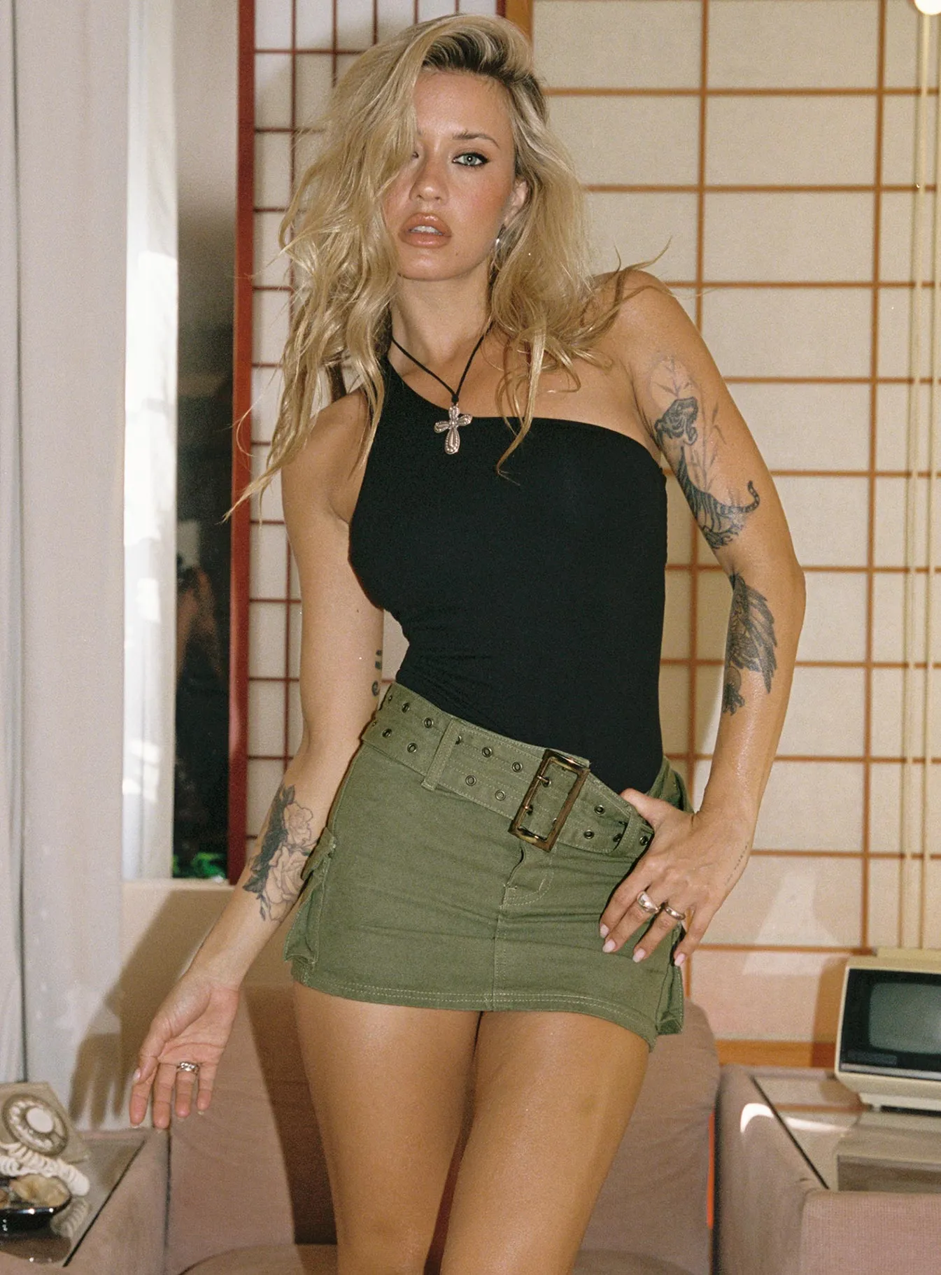 understated look Secure Closure Iconic Cargo Mini Skirt Khaki